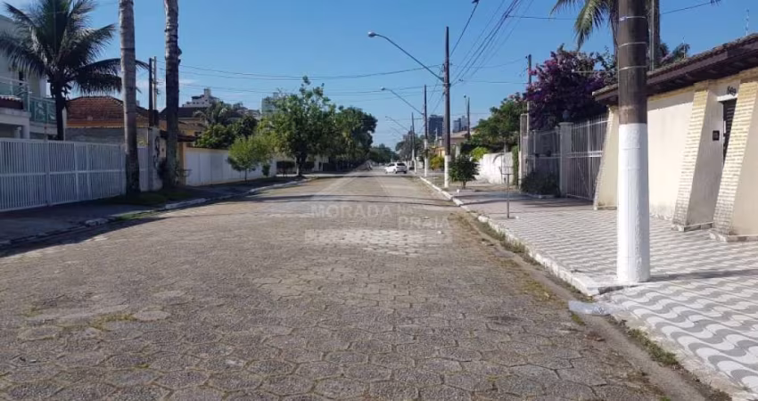 Casa ISOLADA no Canto do Forte, 3 dormitórios, piscina, churrasqueira, confira em Praia Grande.