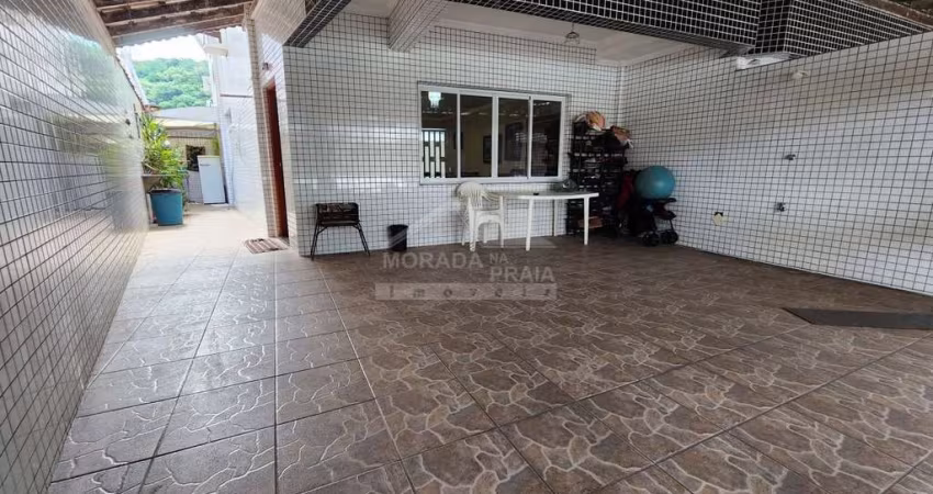 Sobrado no Canto do Forte, 3 dormitórios, sacada, quintal, confira na imobiliária Morada na Praia.