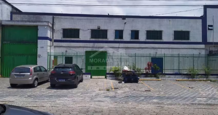 Galpão comercial com 1.200 m², vagas exclusivas, confira em praia grande.