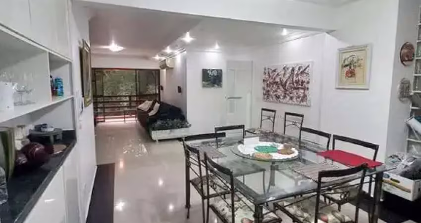 Praia de pitangueiras!reformado/sacada enorme muito arejada ao lado da mata atlântica.