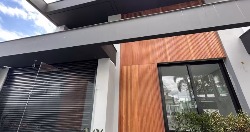 Casa na Pedra Branca com 4 suítes 5 banheiros e 2 vagas de garagem