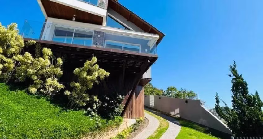 Casa na Pedra Branca com 3 quartos sendo 2 suítes, 3 banheiros e 2 vagas de garagem