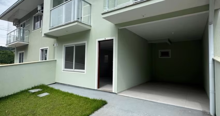 Sobrado em Forquilhas com 3 quartos sendo 1 suíte, 2 banheiros e 2 vagas de garagem