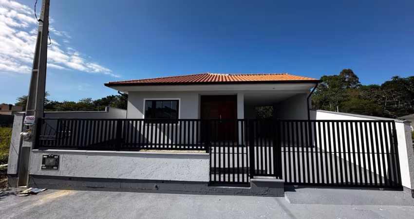 Casa a venda em Forquilhas contendo 3 quartos com 1 suíte, 2 banheiros e 2 vagas de garagem