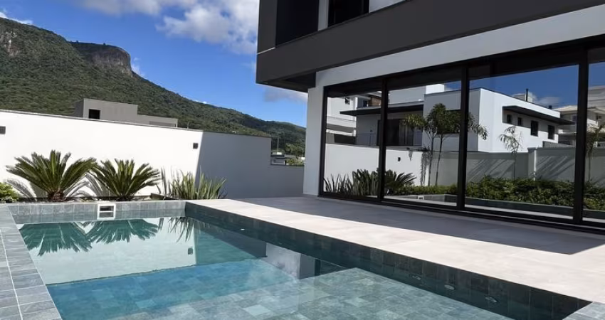 Casa no Reserva da Pedra com 3 quartos sendo 3 suítes, piscina e 2 vagas de garagem cobertas