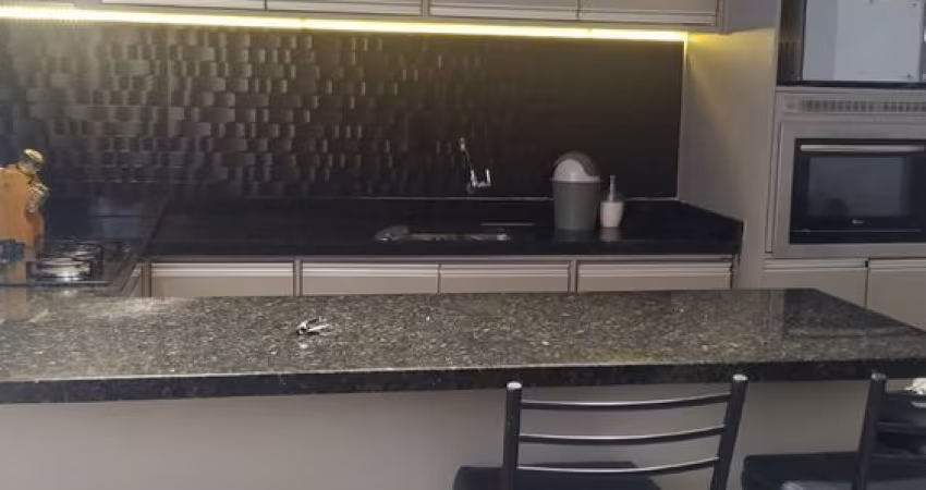 Casa a venda com 2 quartos sendo 1 suíte, 2 banheiros e 2 vagas de garagem.