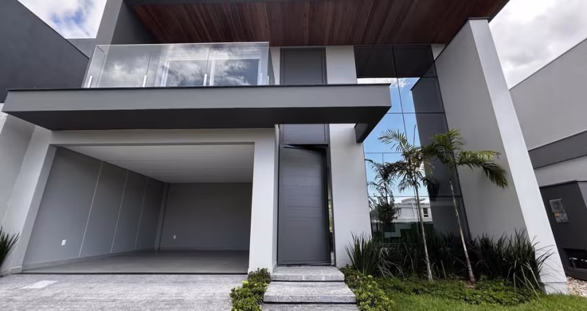 Casa a venda com 3 quartos sendo 3 suítes, 3 banheiros e 2 vagas de garagem.