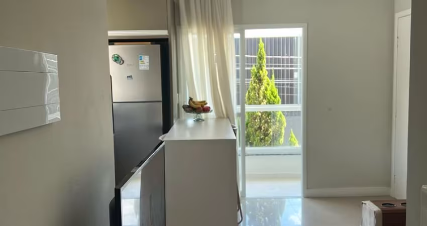 Apartamento a venda com 2 quartos sendo 1 suíte, 2 banheiros e 2 vagas de garagem.