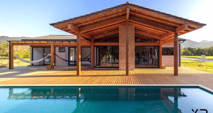 Casa a venda com 3 quartos sendo 2 suítes, 4 banheiros e 4 vagas de garagem.