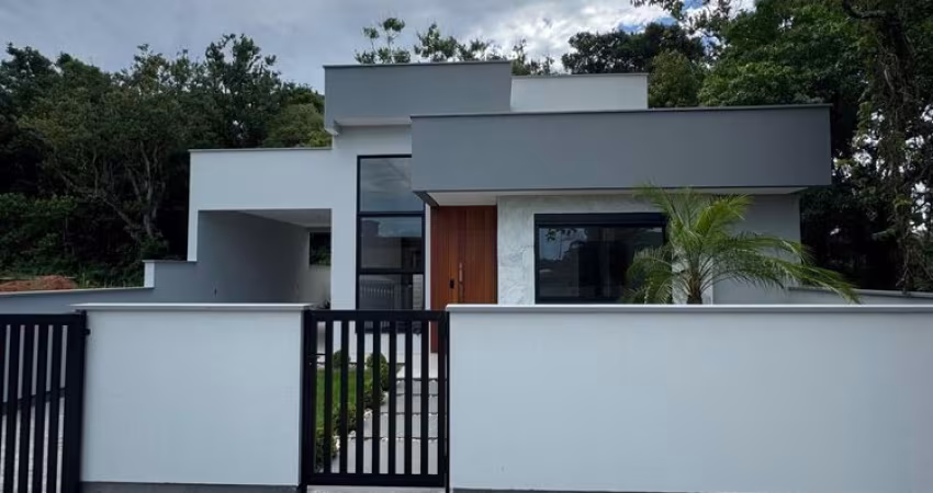 Casa a venda com 3 quartos sendo 1 suíte, 2 banheiros 2 vagas de garagem.