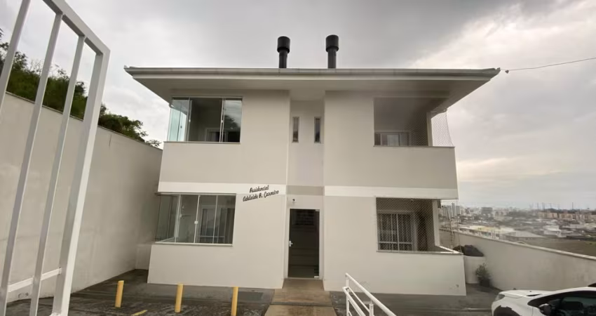 Sobrado a venda com 2 quartos sendo 1 suíte, 2 banheiro e 1 vaga de garagem.