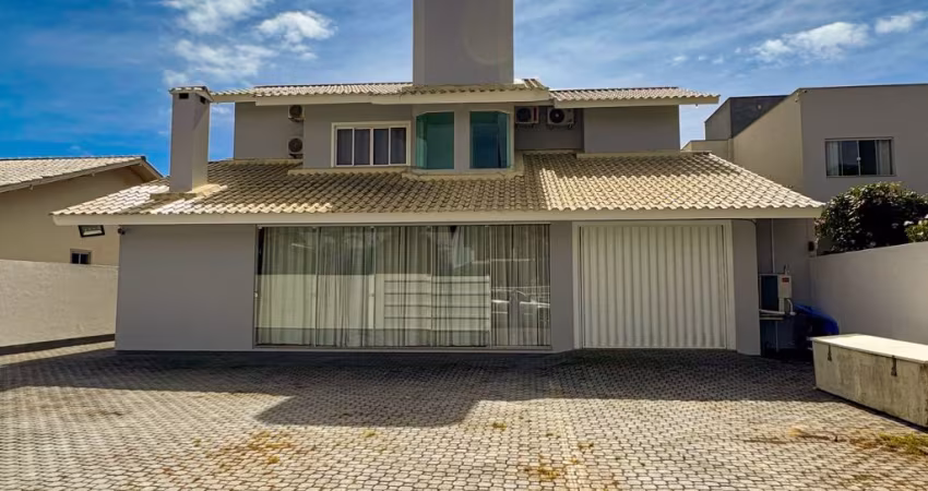 Casa na Praia da Pinheira com 5 quartos, 4 suítes, 5 banheiros e 2 vagas de garagem
