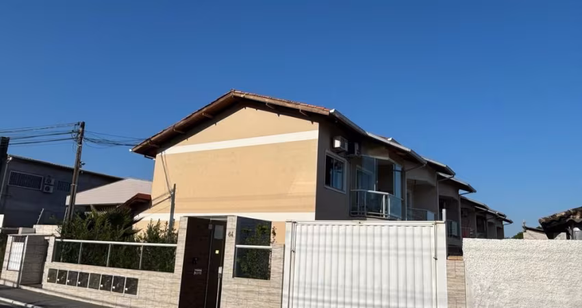 Sobrado a venda com 3 quartos, 2 banheiros e 1 vaga de garagem.