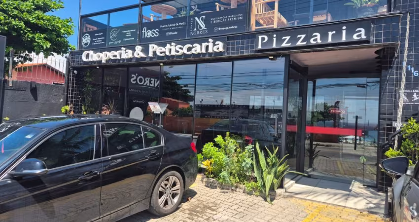 Sala comercial a venda com 2 banheiros e 4 vagas na frente do estabelecimento.