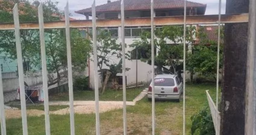 Predio + sala comercial: Predio 8 quartos, 1 suíte, 5 banheiros e 5 vagas de garagem.