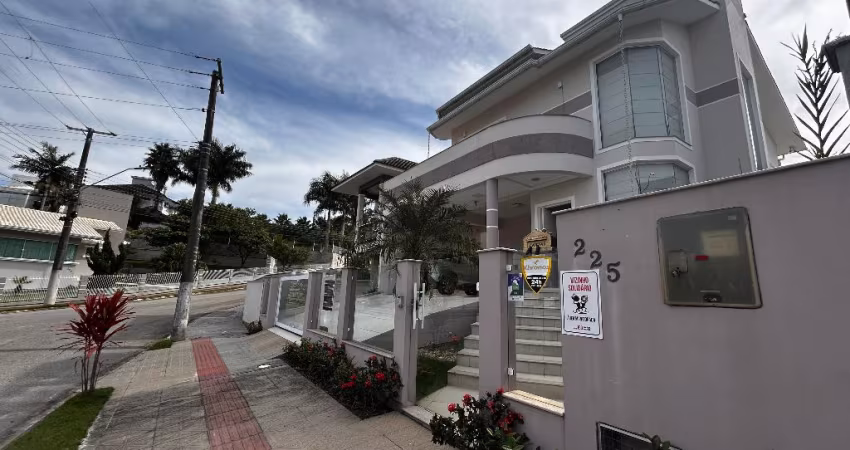 Casa na Pedra Branca a venda com 4 quartos sendo 1 suíte, 3 banheiros e 2 vagas de garagem