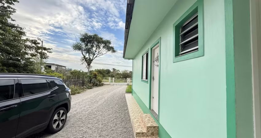 Casa a venda com 3 quartos, 2 banheiros e 2 vagas de garagem.