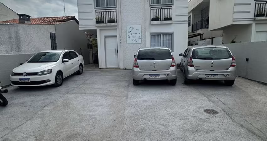Apartamento a venda com 2 quartos sendo 1 suíte, 2 banheiros e 1 vaga de garagem.