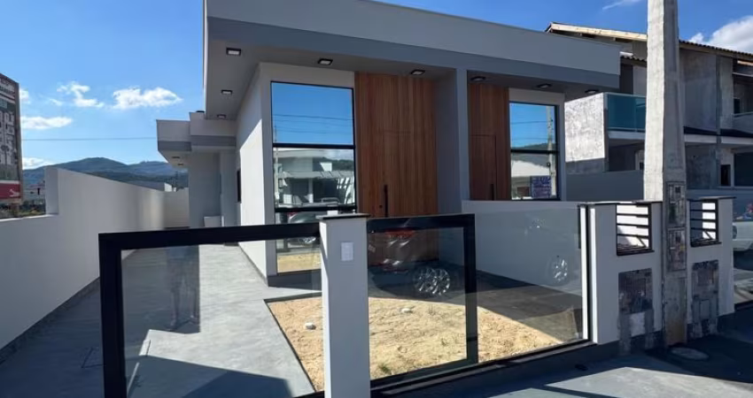 Casa a venda com 2 quartos sendo 1 suíte, 1 banheiro e 1 vaga de garagem.