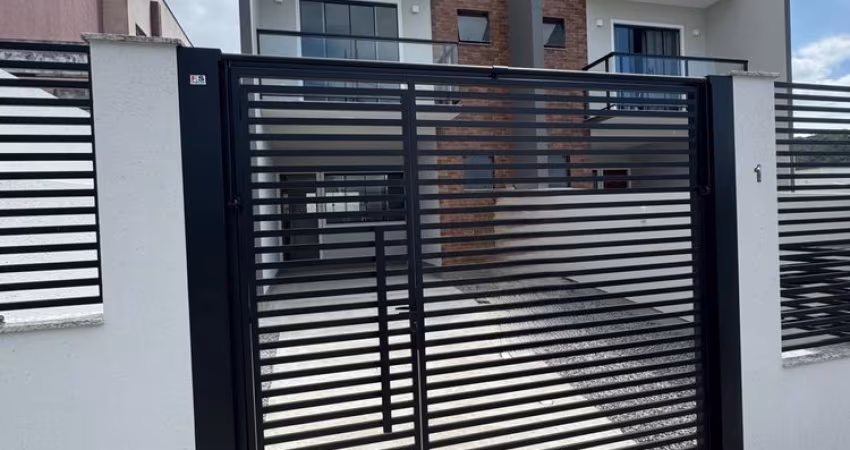 Casa a venda com 2 quartos sendo 2 suítes, 2 banheiros e 2 vagas de garagem.