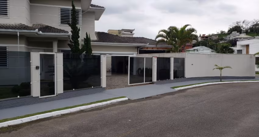 Casa com 3 quartos, suíte, mobiliada na Pedra Branca