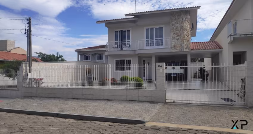Casa no Cnetro com 3 quartos sendo 1 suíte, 3 banheiros e 2 vagas de garagem