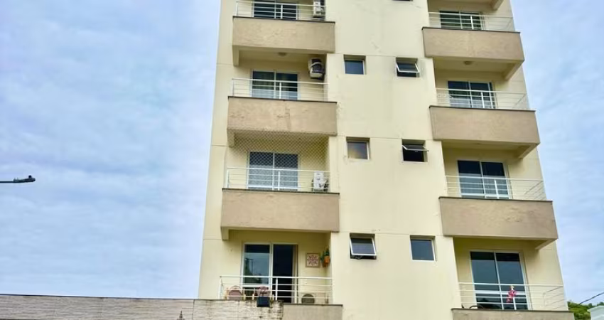Apartamento a venda com 2 quartos sendo 1 suíte, 2 banheiros e 1 vaga de garagem.