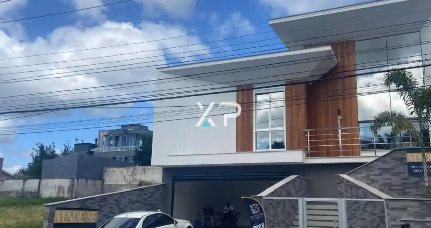 Casa na pedra branca com 3 suítes, 4 banheiros e 2 vagas de garagem