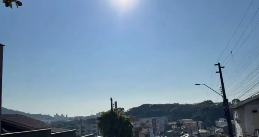 Terreno alto, murado, excelente localização e nível de vizinhança.