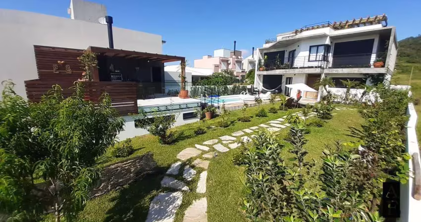 Casa em Garopaba com Terreno Amplo e Piscina Aquecida