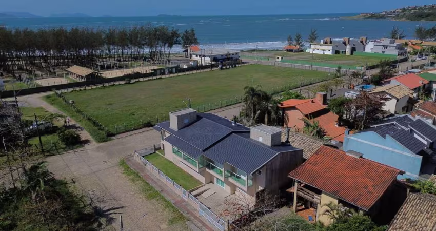 Apartamentos uma quadra do mar de Garopaba;