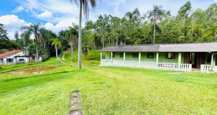 Belíssimo sitio com lagos, nascentes, casa de hospedes em mairiporã!