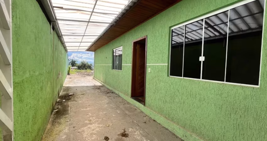 Casa Ampla com 3 Quartos em ótima localização na Avenida Winston Churchill - Cód. 02.004