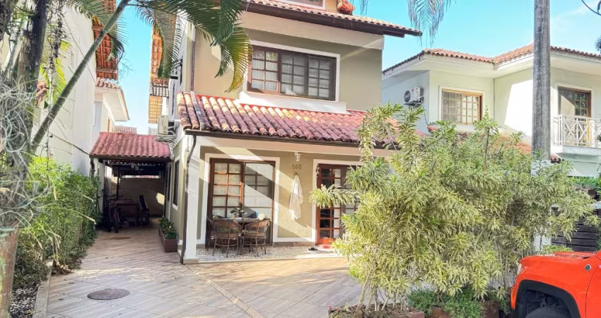 Linda casa dúplex em Vargem Pequena