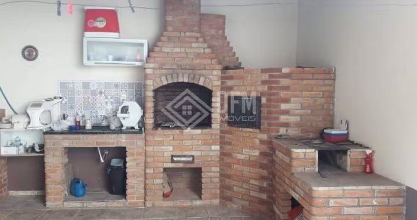Casa Sobrado à venda no bairro Conjunto Habitacional Antônio Bovolenta em Mogi das Cruzes, com 3 dormitórios, sendo 1 suíte com banheira, cozinha com planejados e espaço gourmet