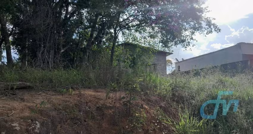 Casa Chalé em construção com cômodos amplos e ensolarada