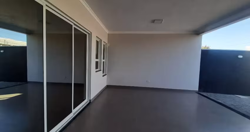 Casa térrea, 3q com suíte e espaço amplo de terreno.