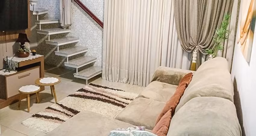 SOBRADO ALTO PADRÃO COM PISCINA NA MEIA PRAIA
