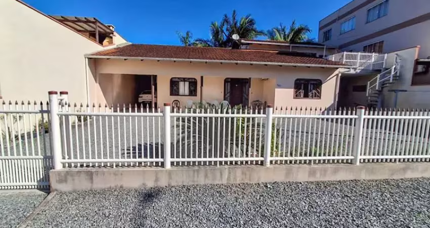 Casa averbada com ótimo espaço de terreno, possui 04 dormitórios sendo 01 suíte e uma edícula - localizada no bairro -gravata