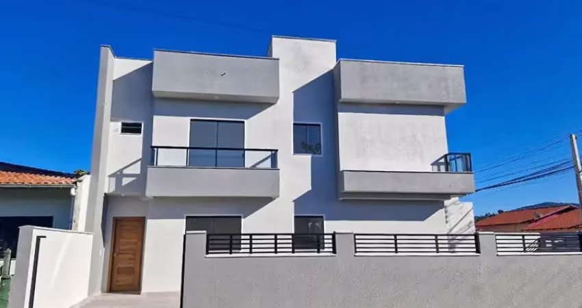 Excelente sobrado novo de esquina com 02 suítes - localizado no bairro meia praia navegantes.