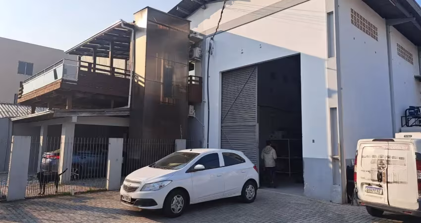 Oportunidade rara para sua empresa em itajaí – galpão + residências em terreno de 924m²
