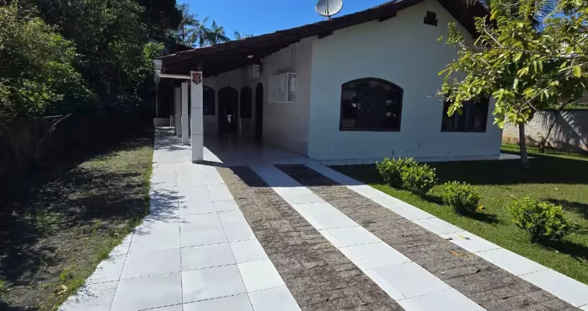 Casa com terreno de 1050 metros quadrados no centro de penha.