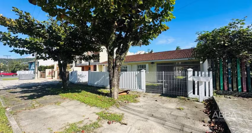 Casa à venda na Rua São Mateus, 527, Caiobá, Matinhos