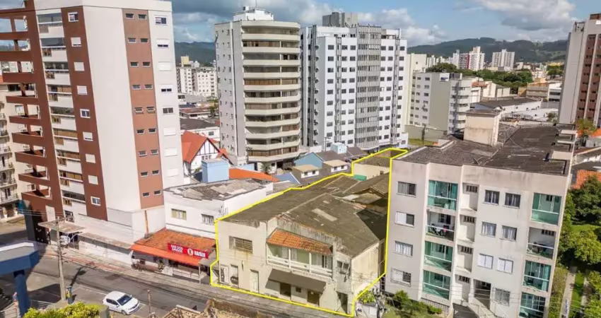 Terreno de 700m² no centro de tubarão: ideal para investir e construir!