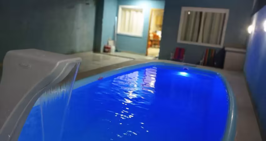 Casa com piscina em matinhos a duas quadras da praia 2 quartos