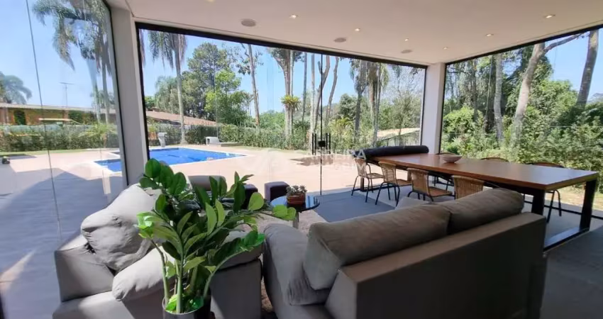 Casa à venda em condomínio fechado com 600m², piscina aquecida, 4 suítes, alto padrão, 10 vagas de garagem, sala de cinema, itapecerica da serra