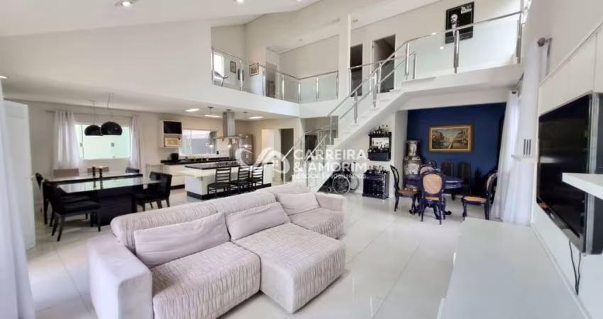 CASA A VENDA, SOBRADO ALTO PADRÃO 4 DORMITÓRIOS, 2 SUÍTES, LAREIRA, PISCINA, 8 VAGAS, AMPLO ESPAÇO GOURMET. TODO REFORMADO. BOLSÃO DE INTERLAGOS.