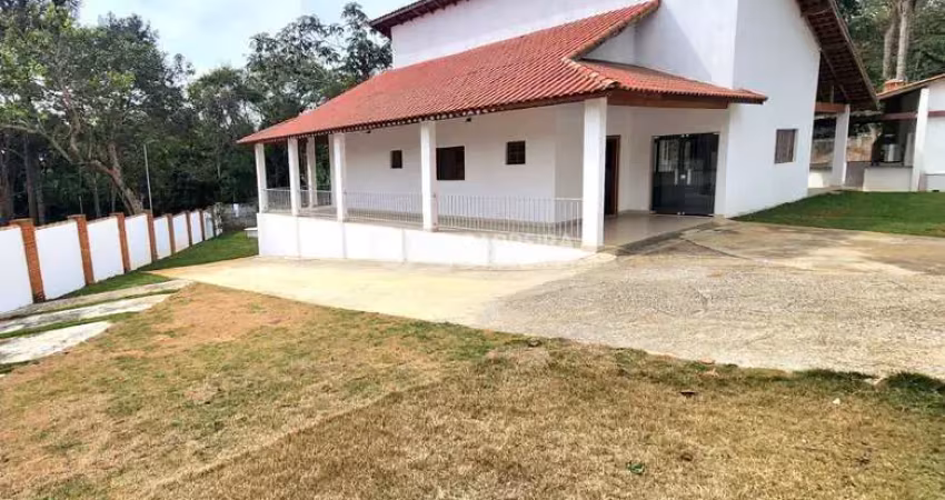 Casa térrea à venda, praias paulistanas, na beira da represa,  3 dorms, 2 suítes, 1149m² de terreno, churrasqueira, 7 vagas de garagem.
