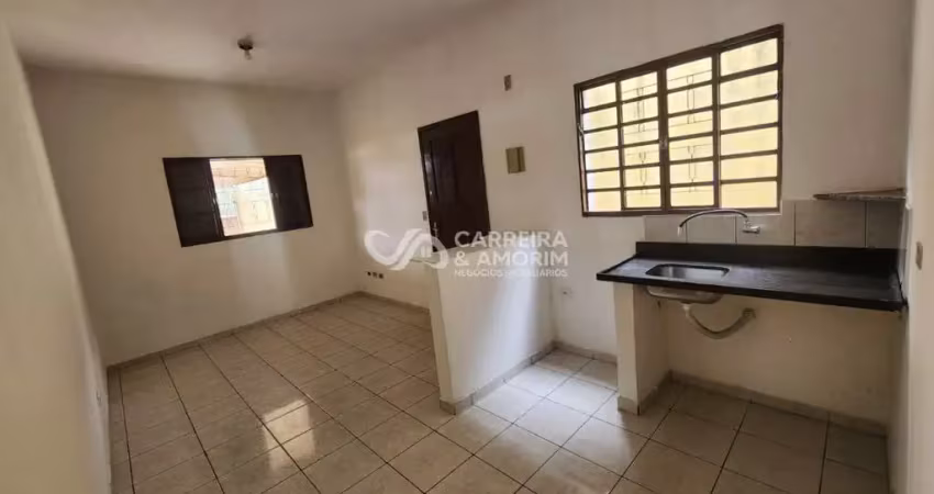 Casa independente com vaga de garagem, 01 dormitório sala e cozinha, próximo do metrô e do shopping campo limpo