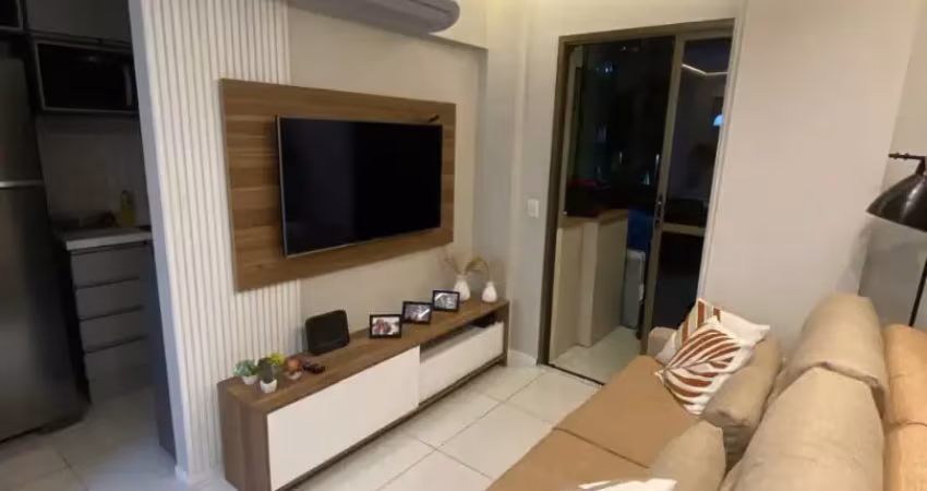 Apartamento decorado e completo com vista para a piscina - 2 quartos (suíte) - condomínio top